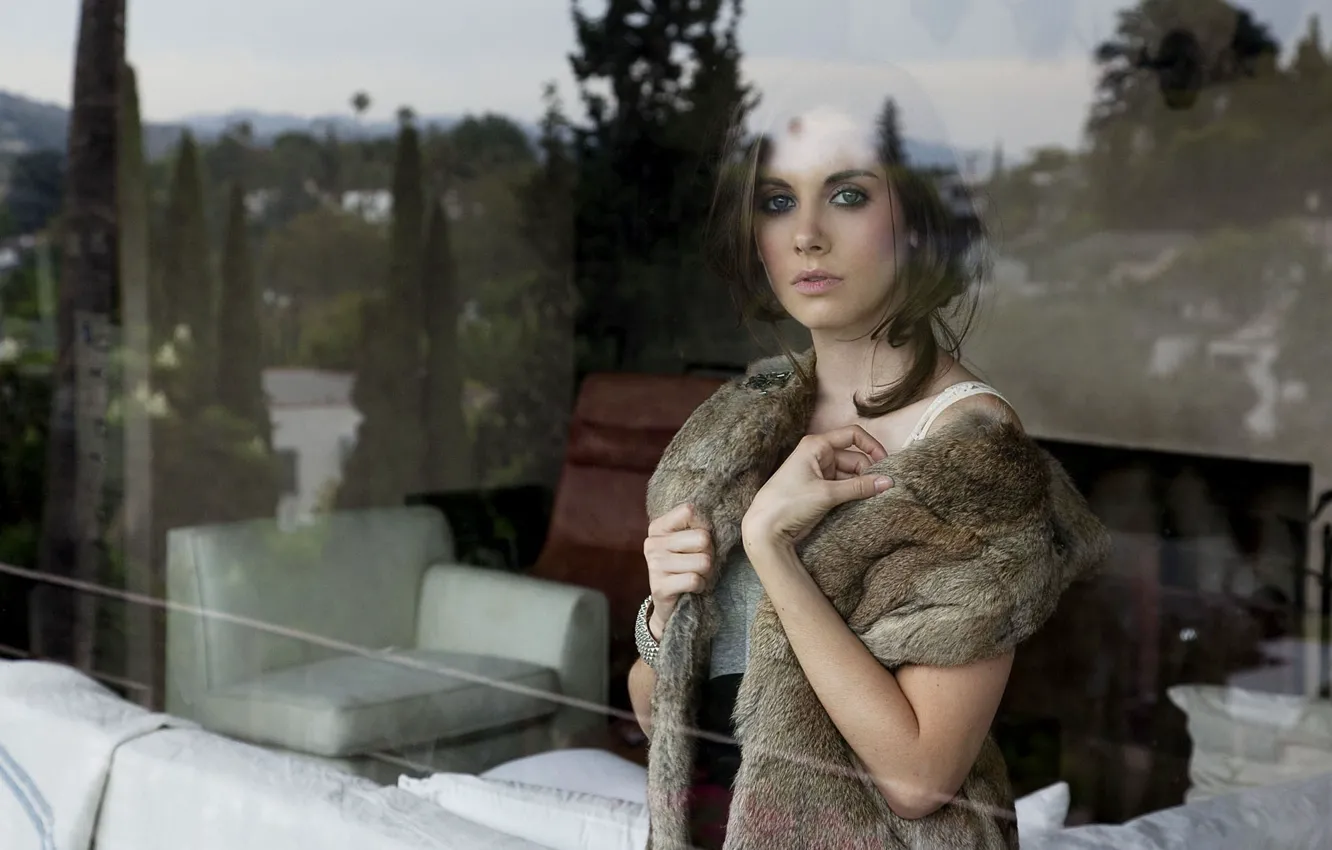 Фото обои взгляд, девушка, поза, окно, мех, Alison Brie