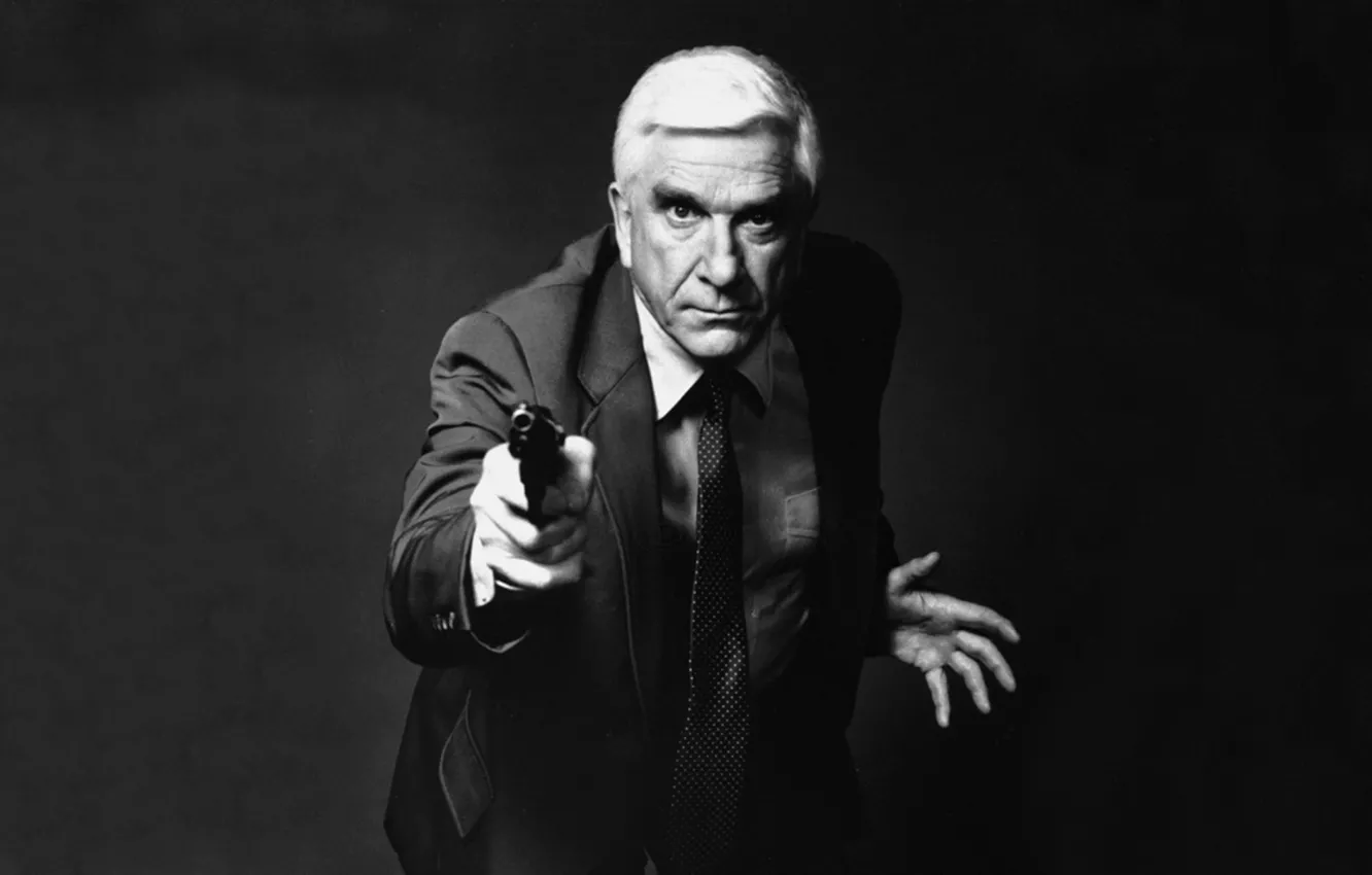 Фото обои пистолет, актер, мужчина, комик, Leslie Nielsen, лесли нильсен, комедиант, галстук.оружие