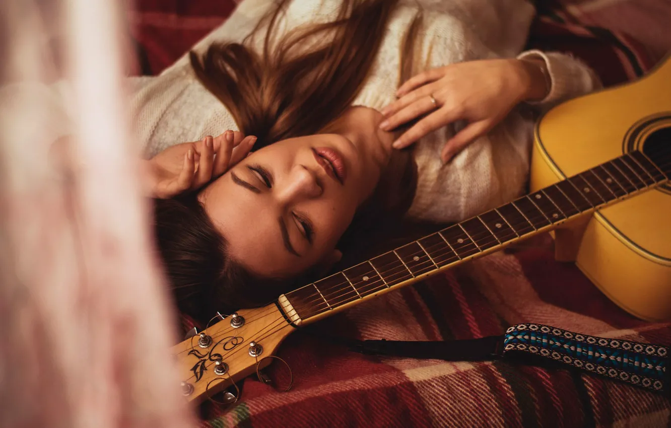 Фото обои девушка, гитара, губки