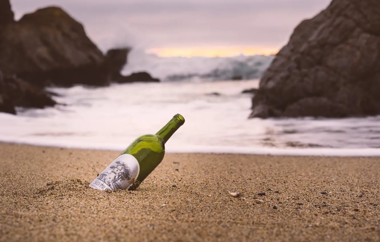 Фото обои waves, beach, wine, rocks, sand, dusk, seaside, bottle