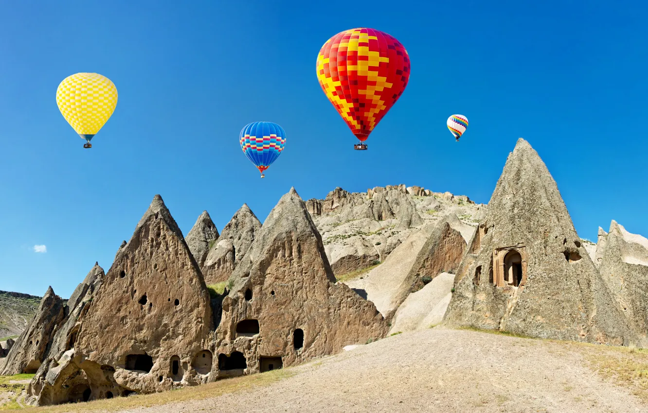 Фото обои небо, солнце, воздушные шары, камни, скалы, разноцветные, Турция, Cappadocia
