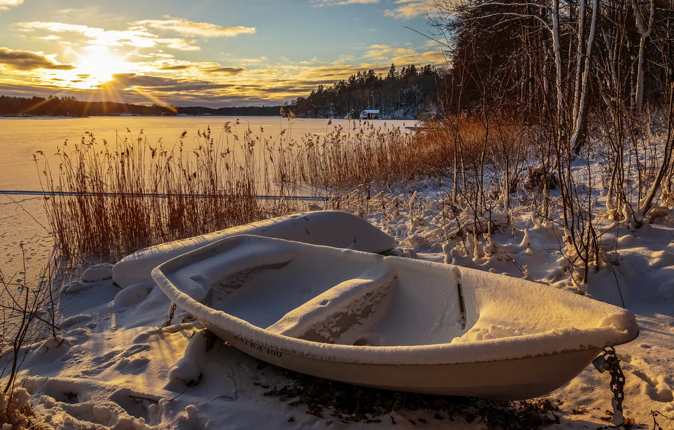 Фото обои зима, озеро, лодка, утро