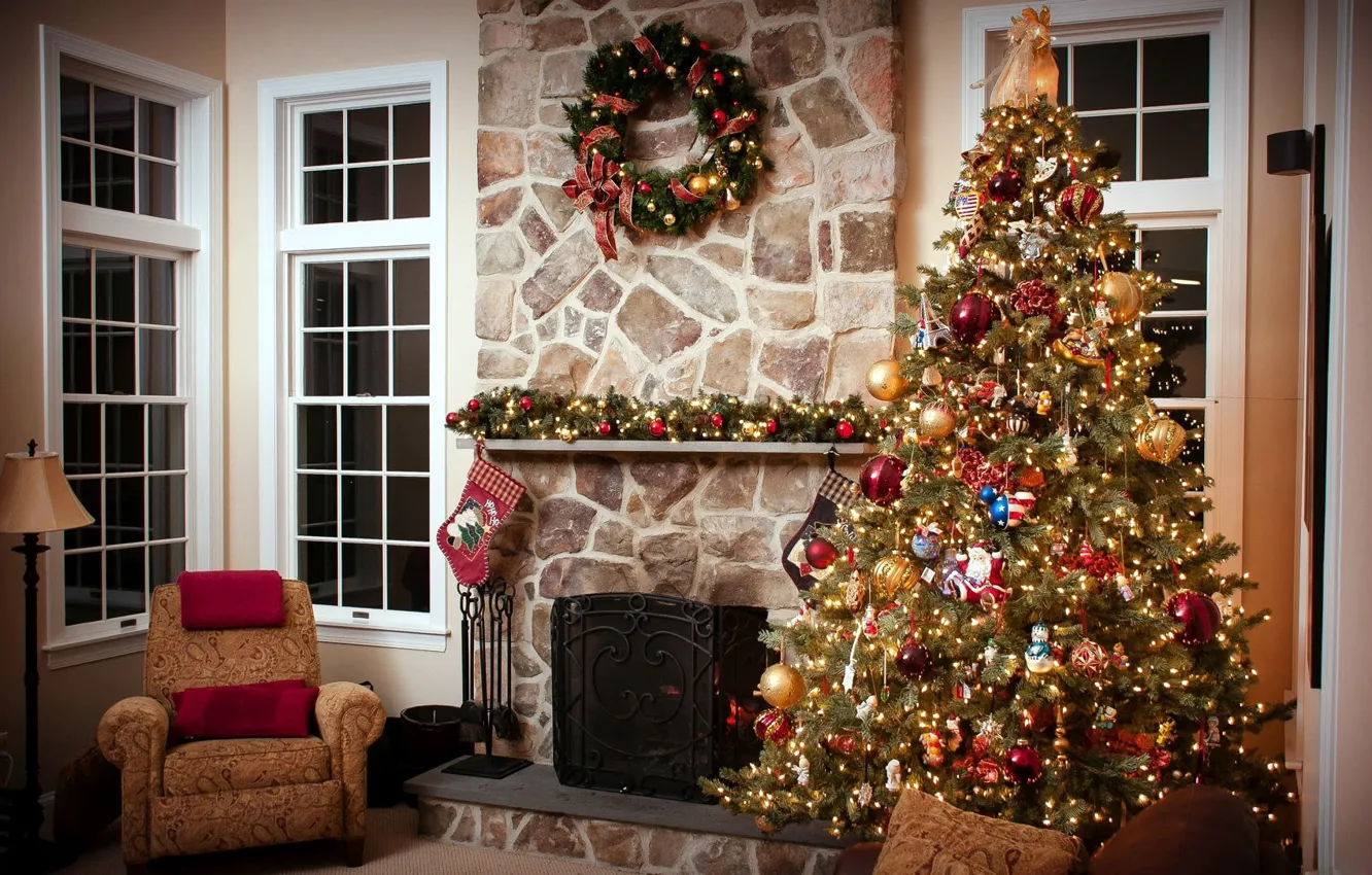 Фото обои украшения, дом, шары, окна, елка, Новый год, камин, гирлянда