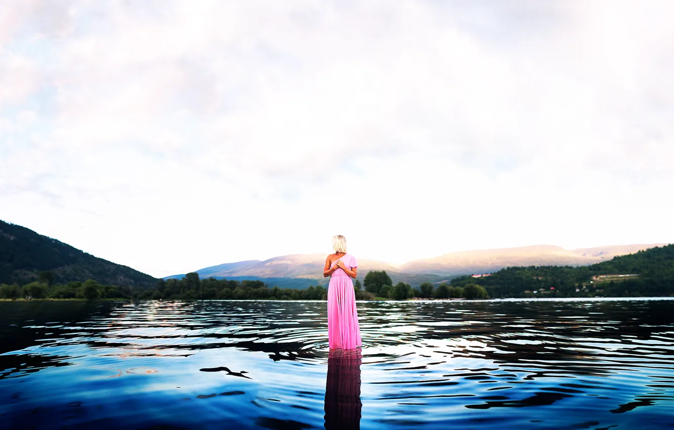 Фото обои вода, девушка, озеро, в розовом, vanessa paxton