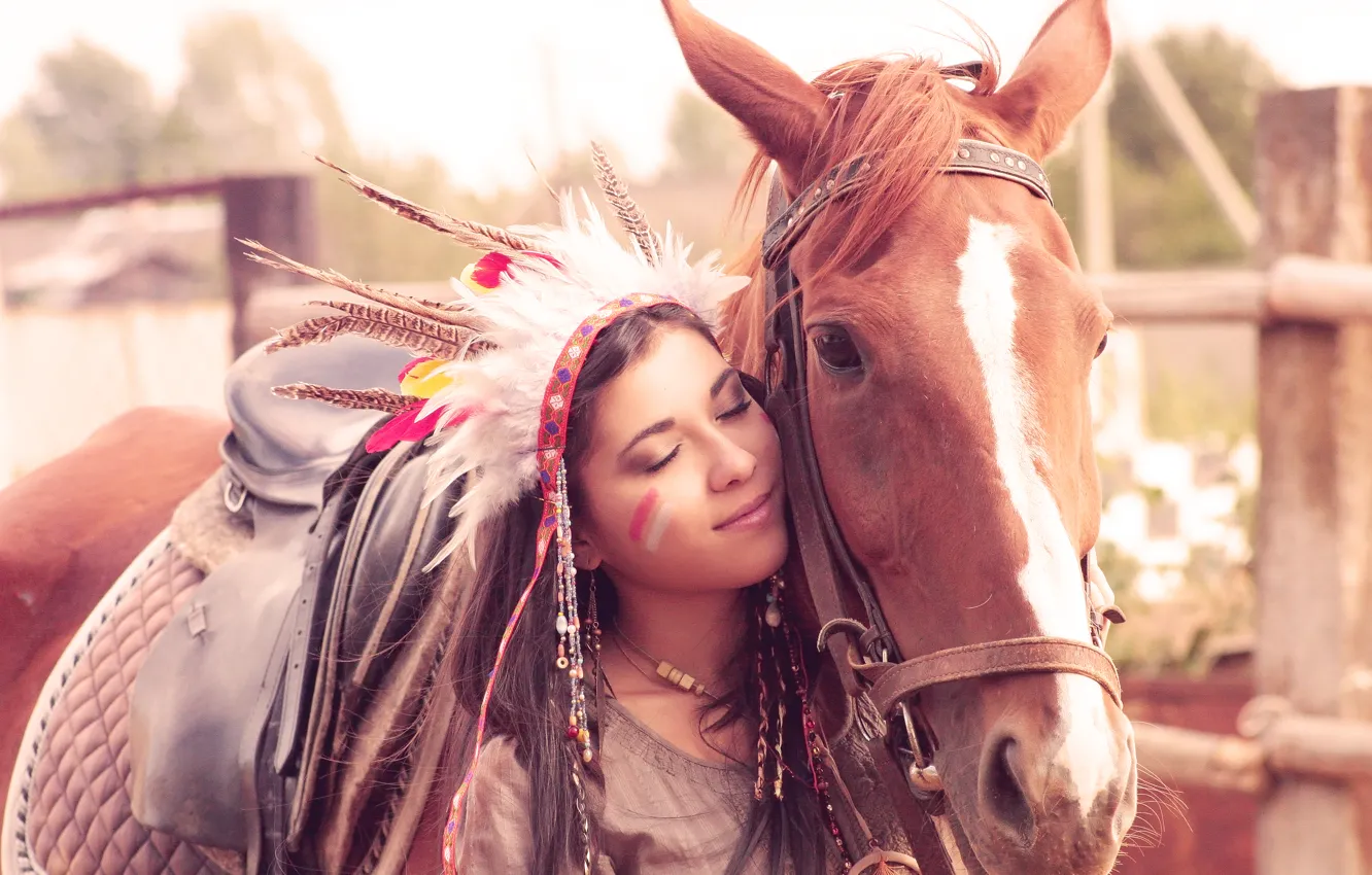 Фото обои девушка, улыбка, лошадь, перья, ограда, шатенка