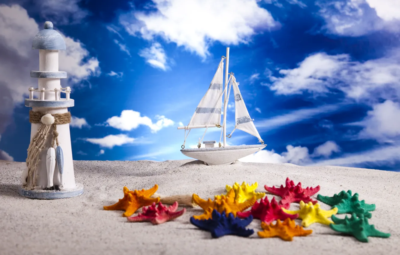 Фото обои песок, небо, облака, маяк, кораблик, макет, морские звёхды