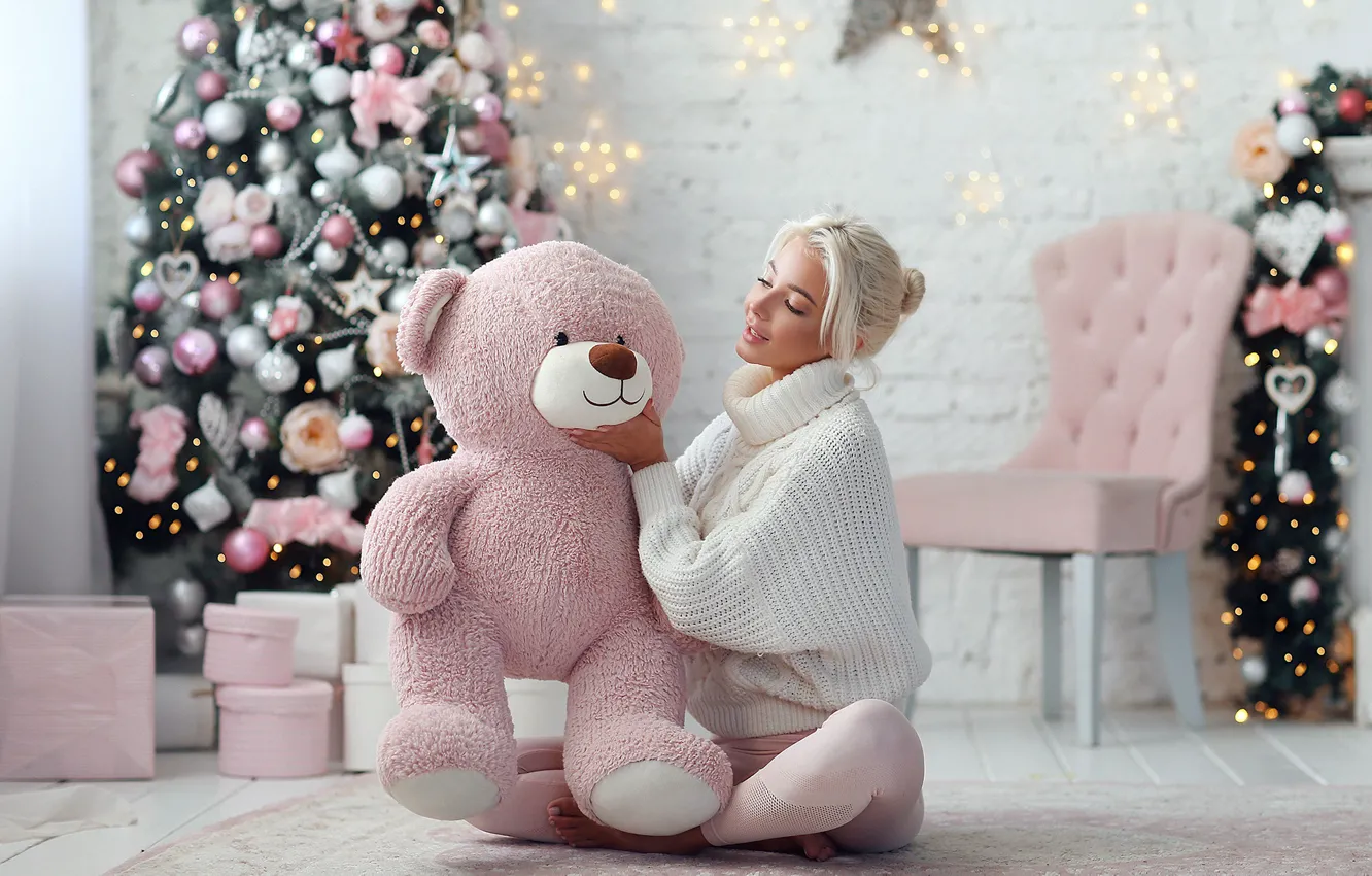 Фото обои девушка, настроение, медведь, Новый год, ёлка, свитер, плюшевый мишка, Dmitry Arhar