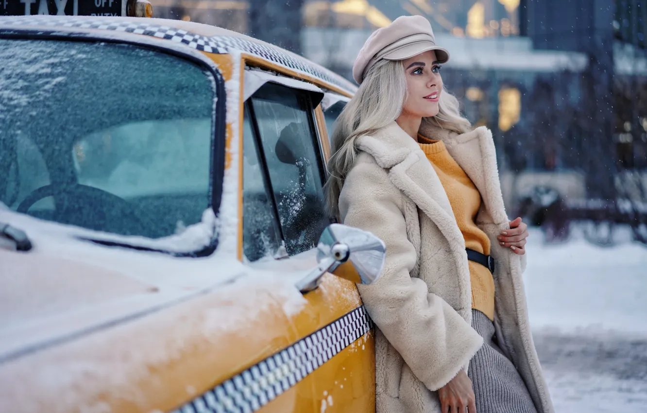 Фото обои зима, машина, взгляд, девушка, снег, улыбка, блондинка, такси