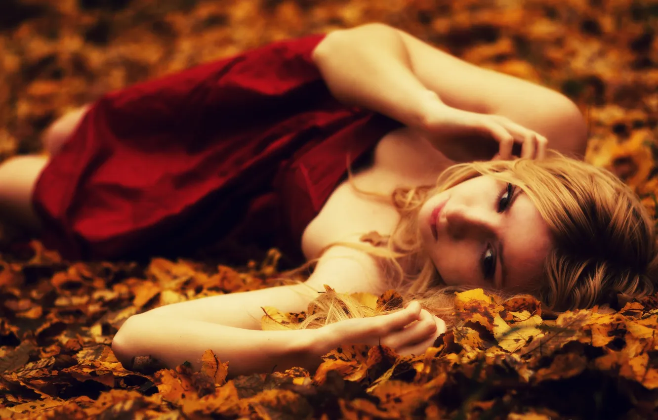 Фото обои осень, красное, листва, платье, блондинка