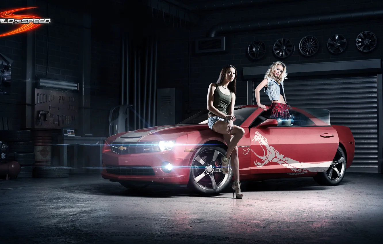 Фото обои машина, красный, девушки, юбка, змея, гараж, Chevrolet, лого