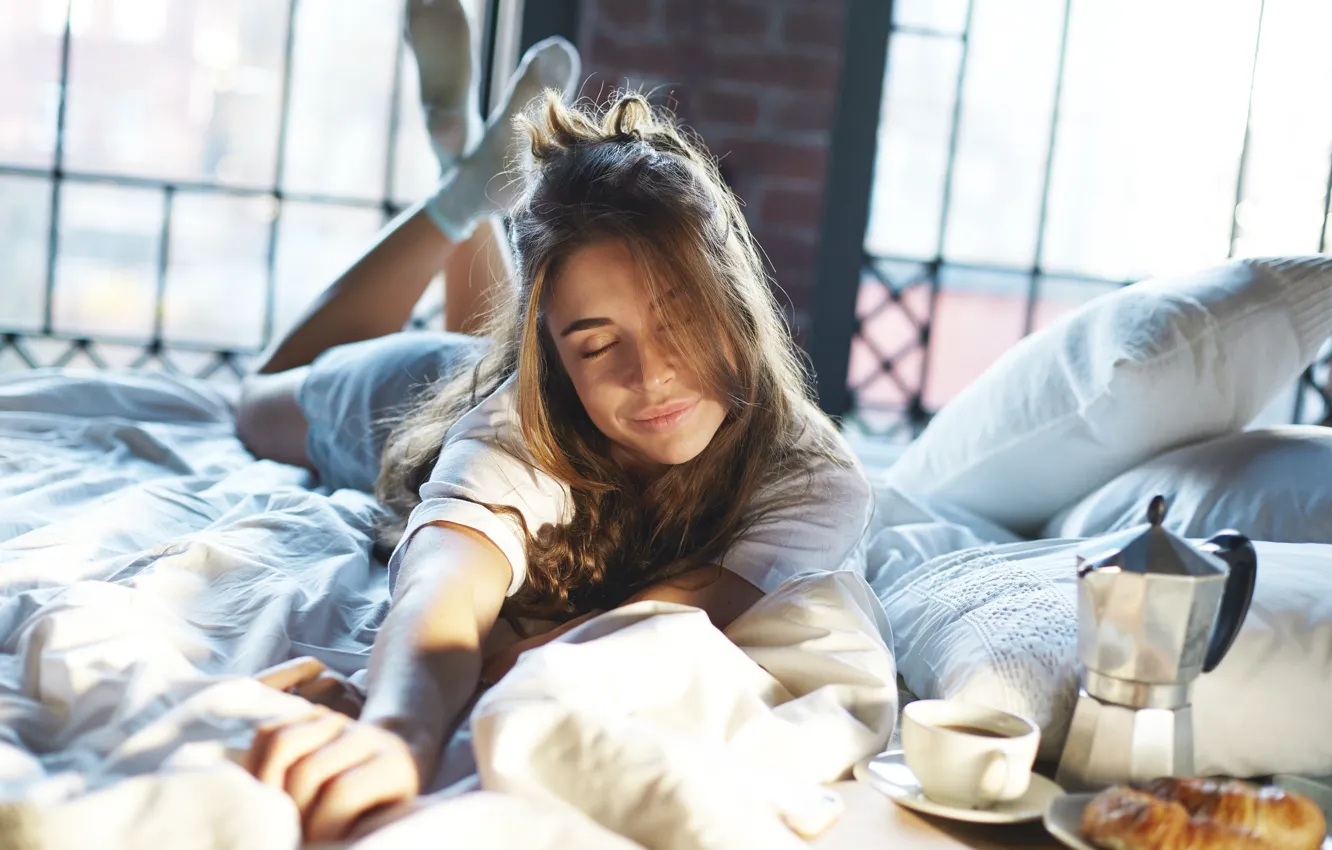 Фото обои girl, mood, serenity, bed, coffee, croissant, breakfast, feeling