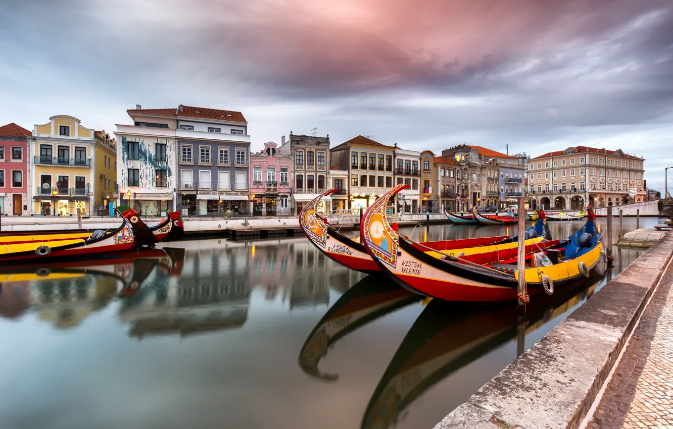 Фото обои город, здания, дома, лодки, канал, Португалия, Авейру
