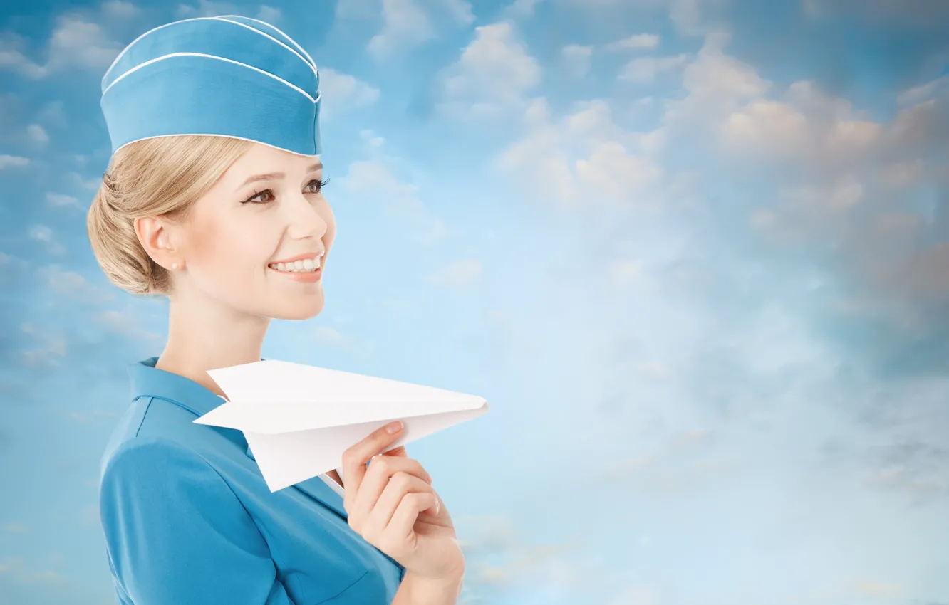 Фото обои девушка, улыбка, блондинка, форма, стюардесса, бумажный самолётик