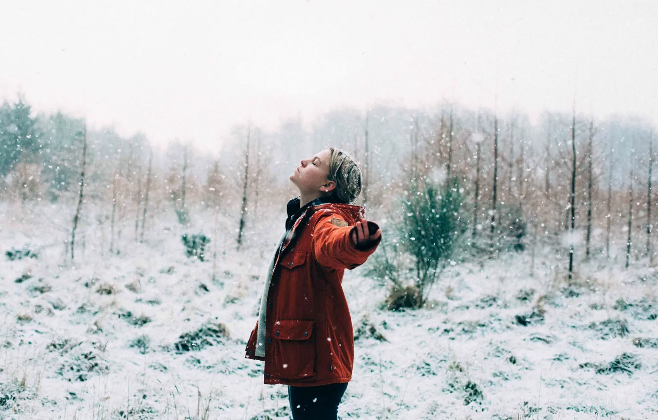 Фото обои girl, forest, snow, morning, sunrise, snowy, woodland, snowing