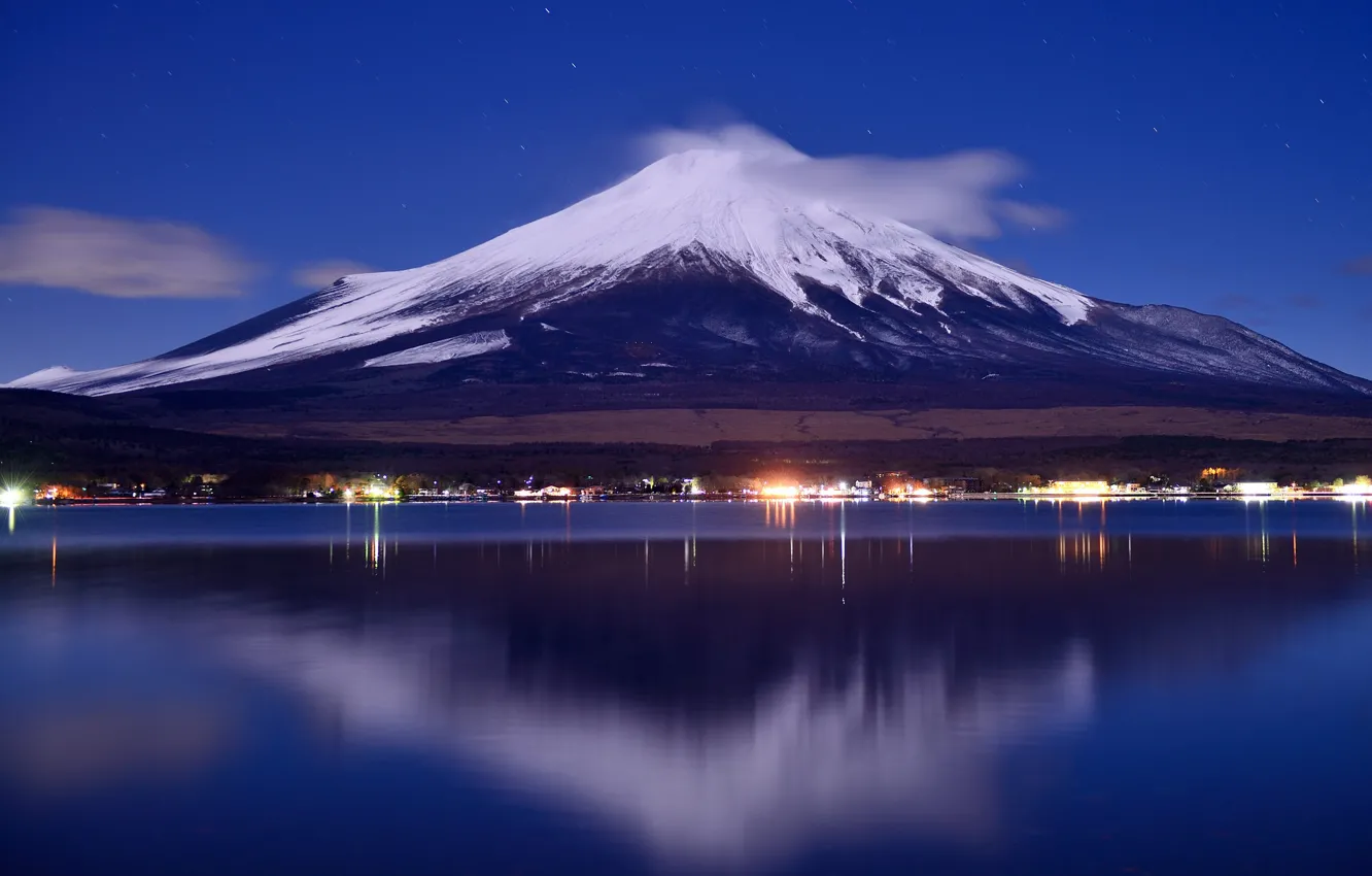 Фото обои небо, ночь, огни, озеро, Япония, гора Фудзияма