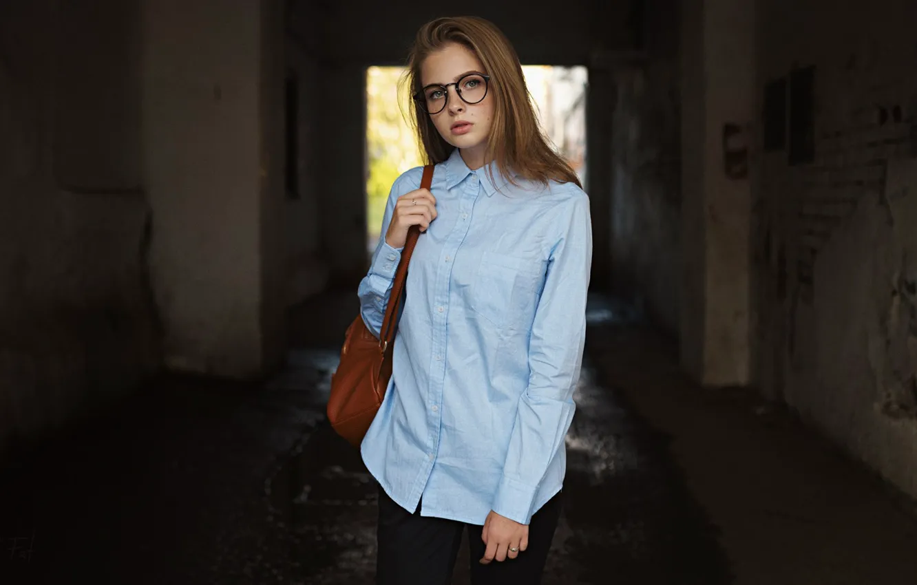 Фото обои взгляд, девушка, поза, очки, Sergey Fat, Сергей Жирнов, Ксения Коваль