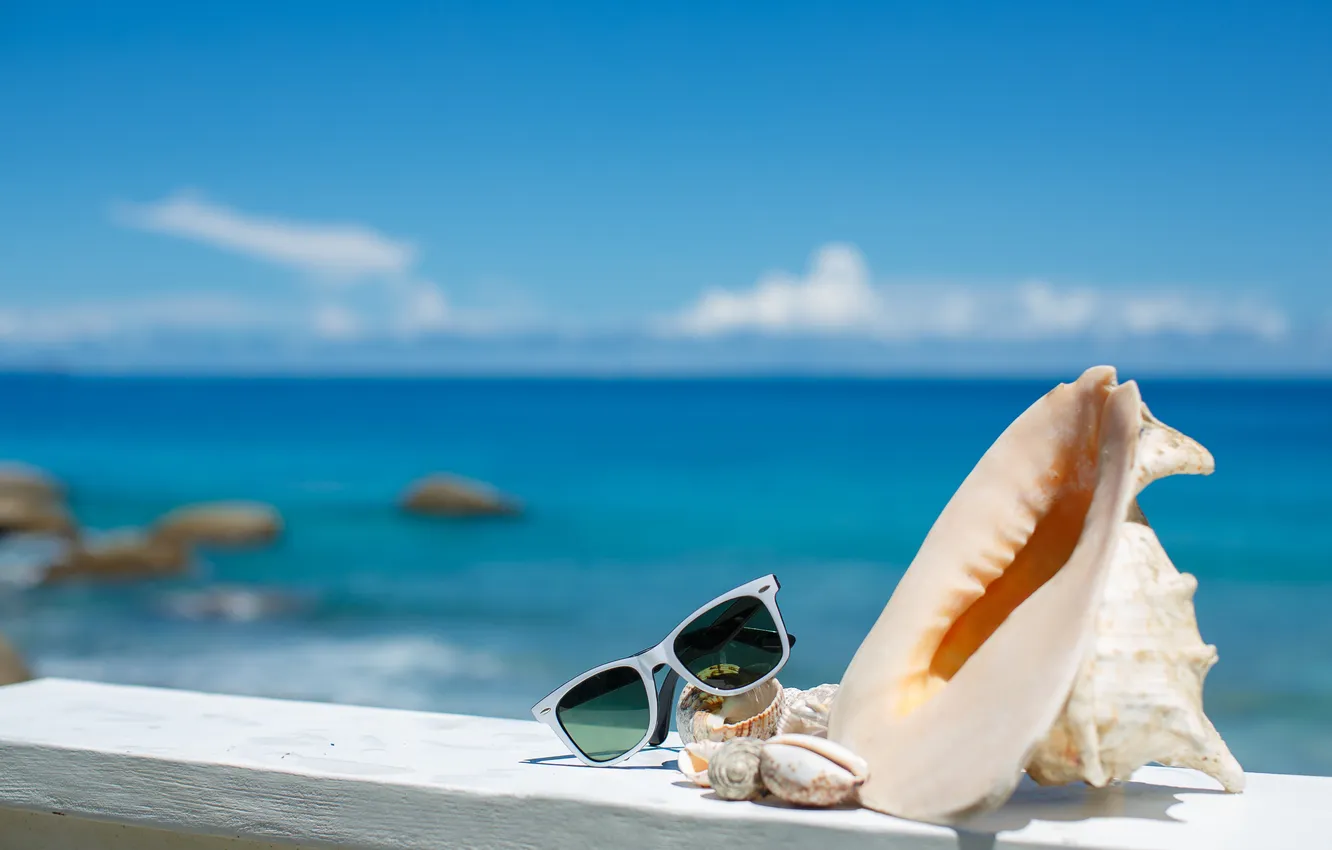 Фото обои summer, beach, sea, sun, blue sky, glasses, vacation, shells