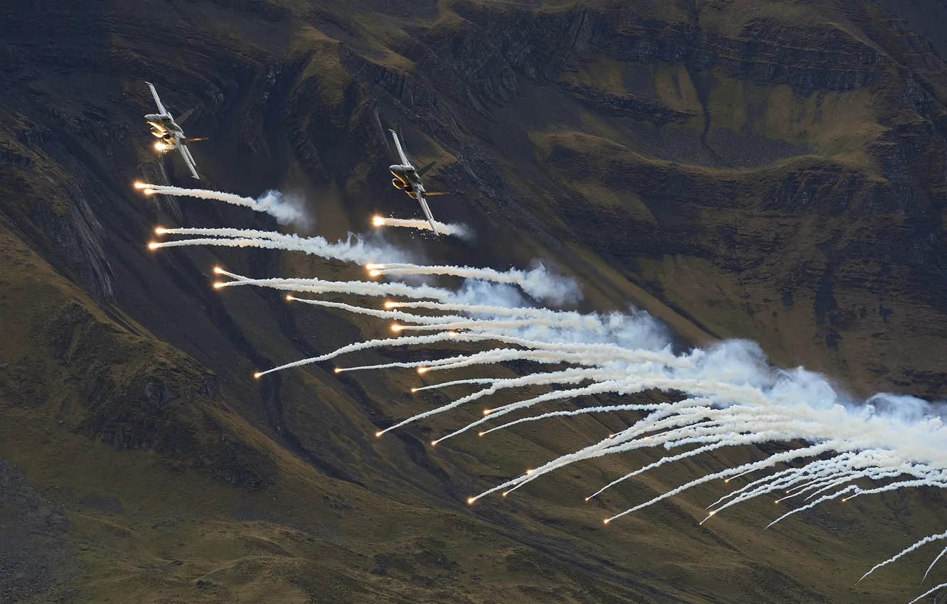Фото обои полет, горы, истребители, Hornet, CF-18