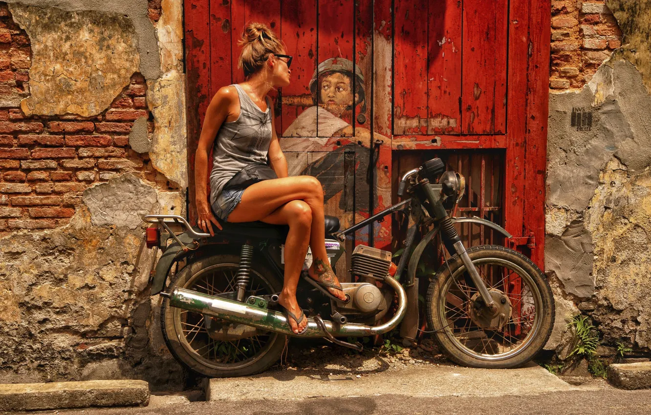 Фото обои девушка, город, рисунок, дверь, арт, мотоцикл