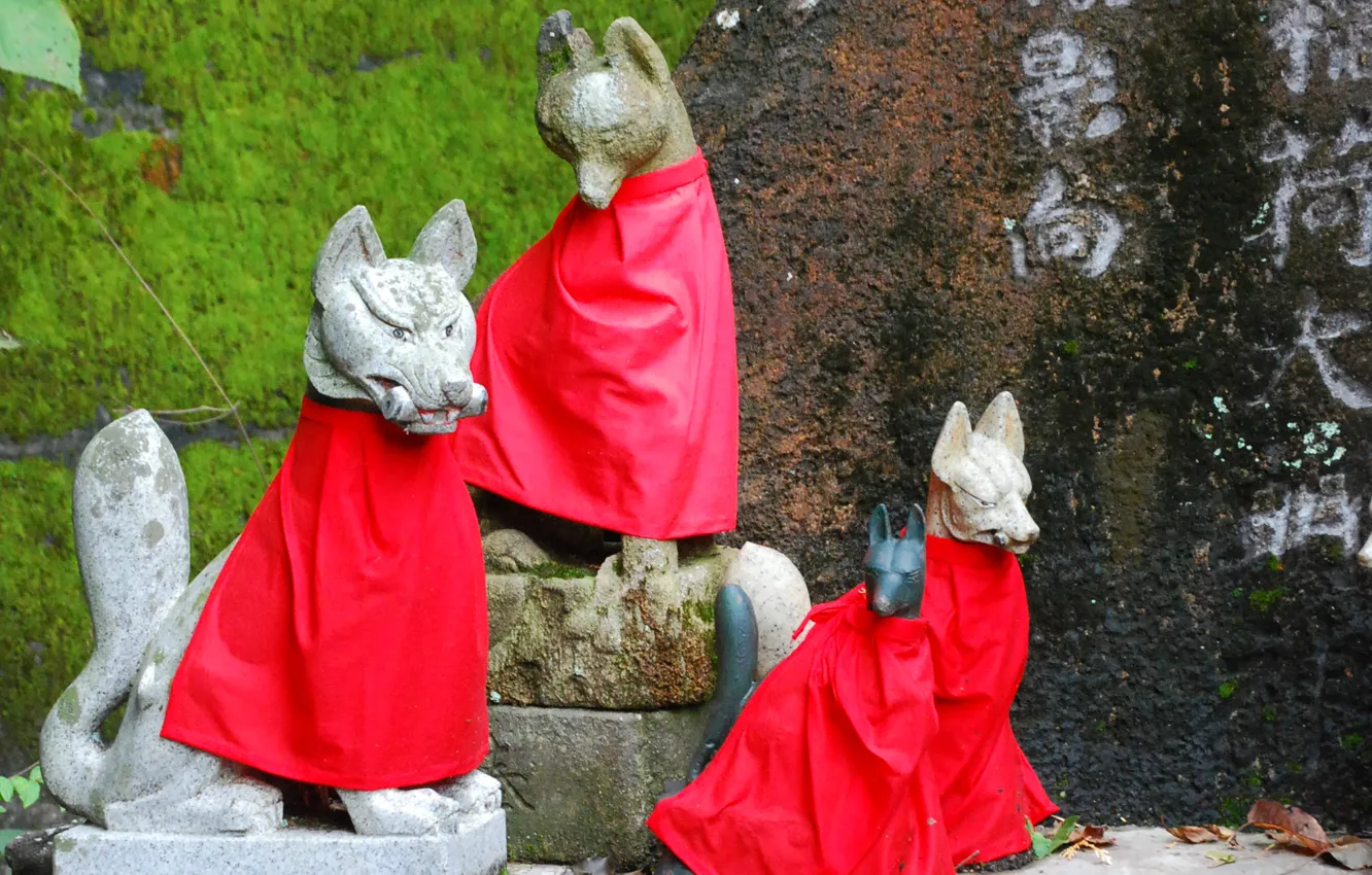Фото обои лисы, Japan, красный фартук, Инари, скульптурная группа