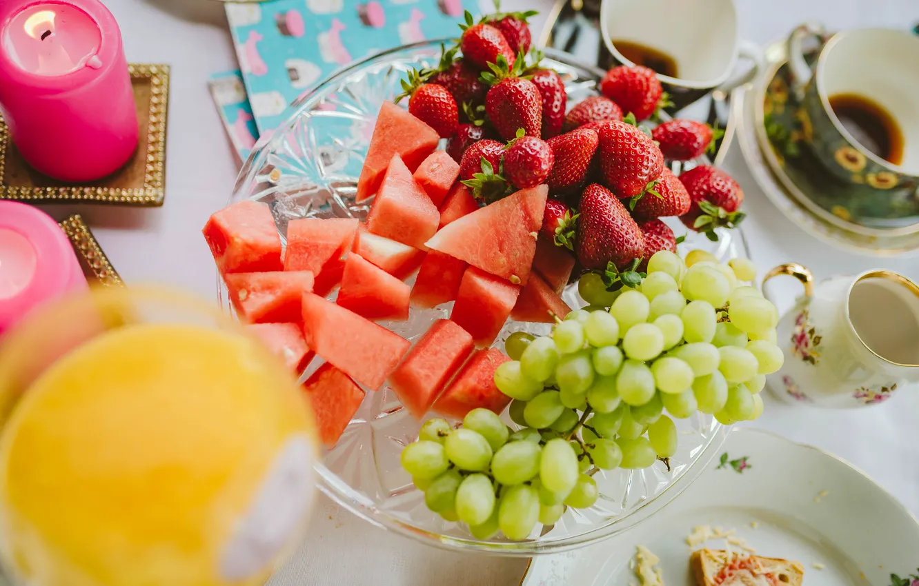 Фото обои зеленый, ягоды, стол, свечи, завтрак, арбуз, клубника, виноград