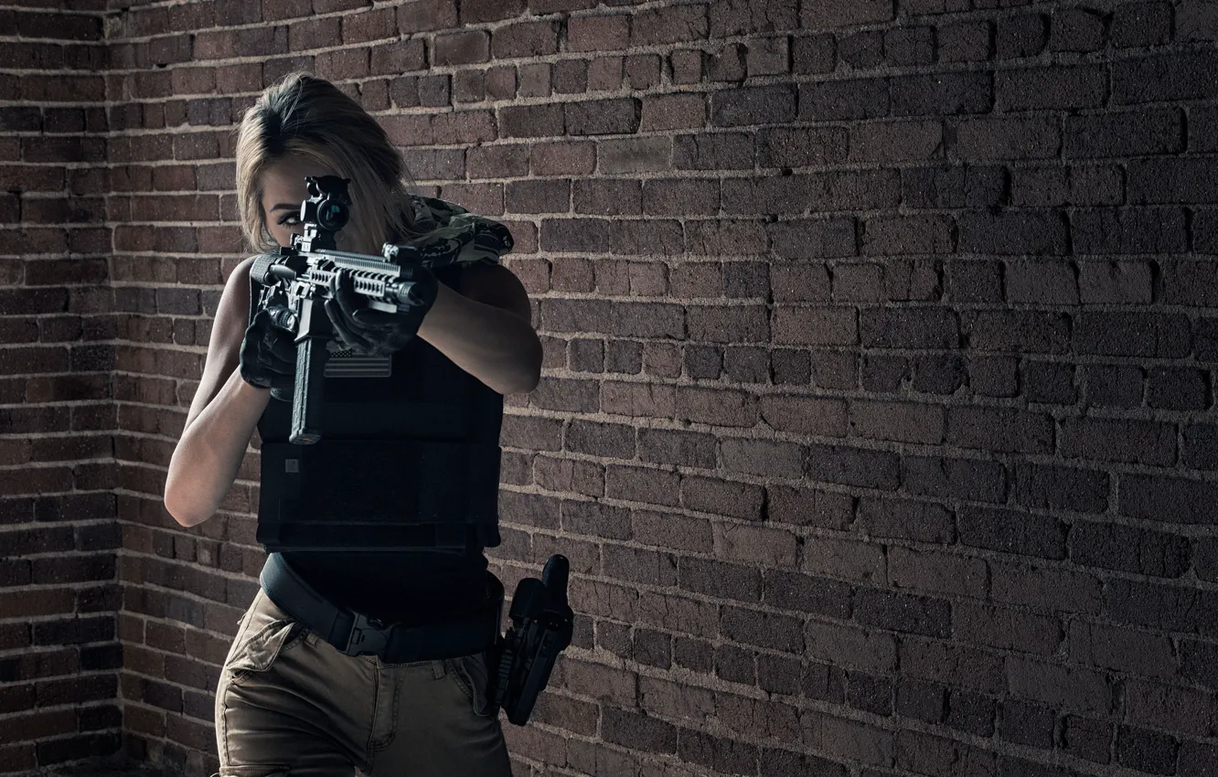 Фото обои девушка, лицо, оружие, фон, штурмовая винтовка