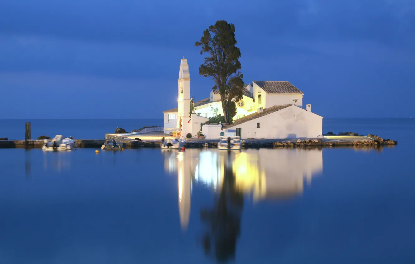 Фото обои свет, отражение, дерево, Греция, зеркало, Ионическое море, моторная лодка, Корфу
