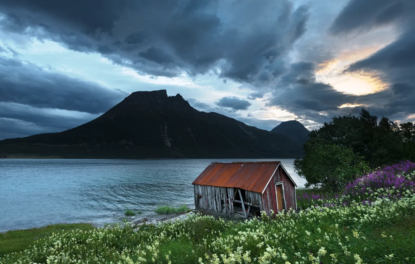 Фото обои Derelict Boathouse, Aldersundet, Northern-Norway