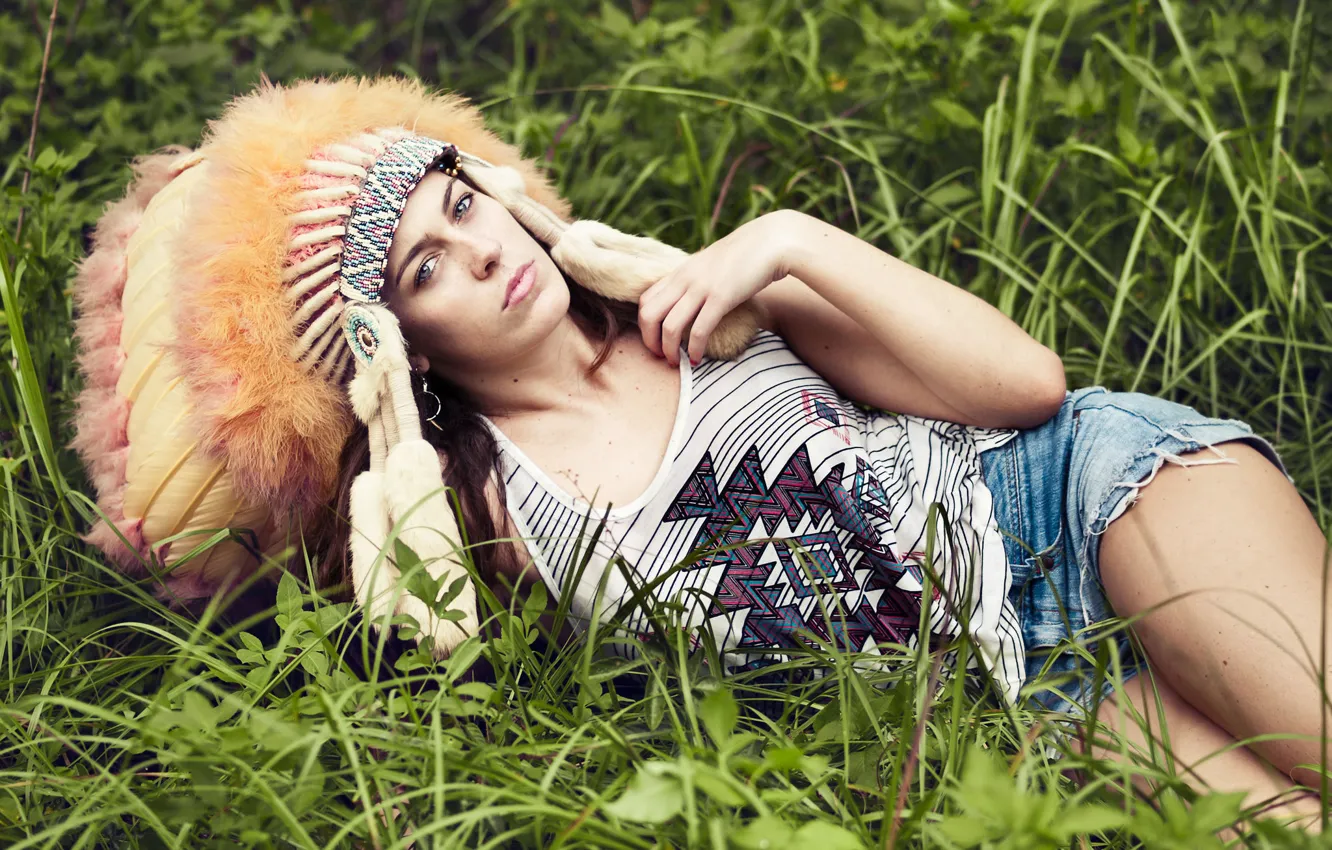 Фото обои трава, взгляд, девушка, лицо, шорты, перья