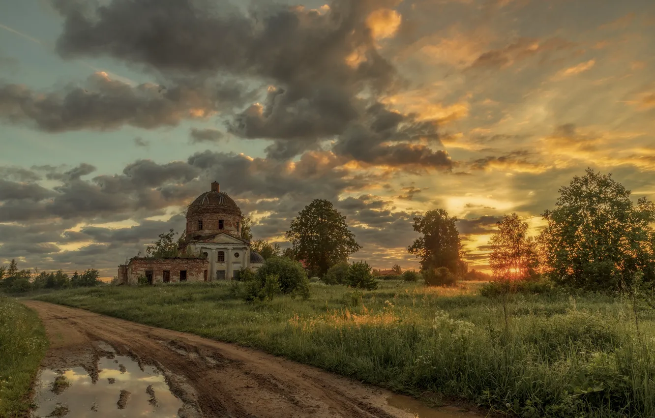 Фото обои дорога, поле, тучи, рассвет, Россия, Тверская область, заброшенная церковь