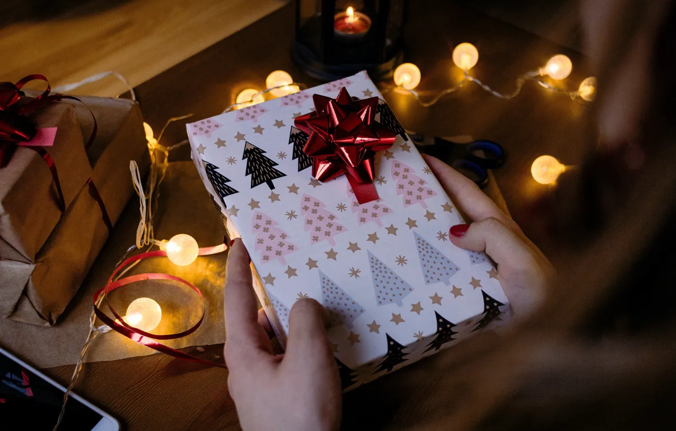 Фото обои зима, огни, праздник, коробка, руки, Рождество, Новый год, новогодние украшения