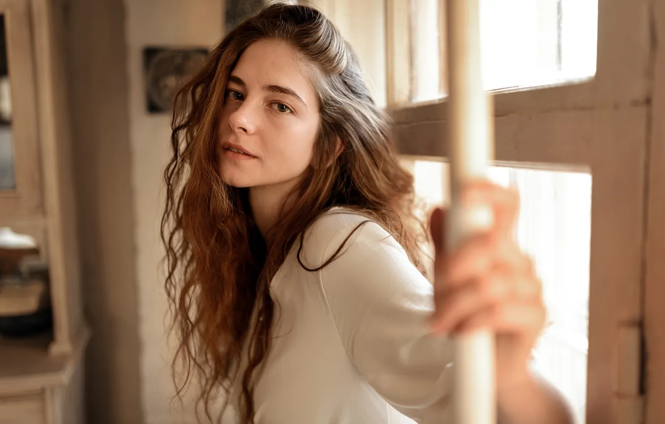 Фото обои девушка, model, face, brunette, looking at viewer, white clothing, women indoors