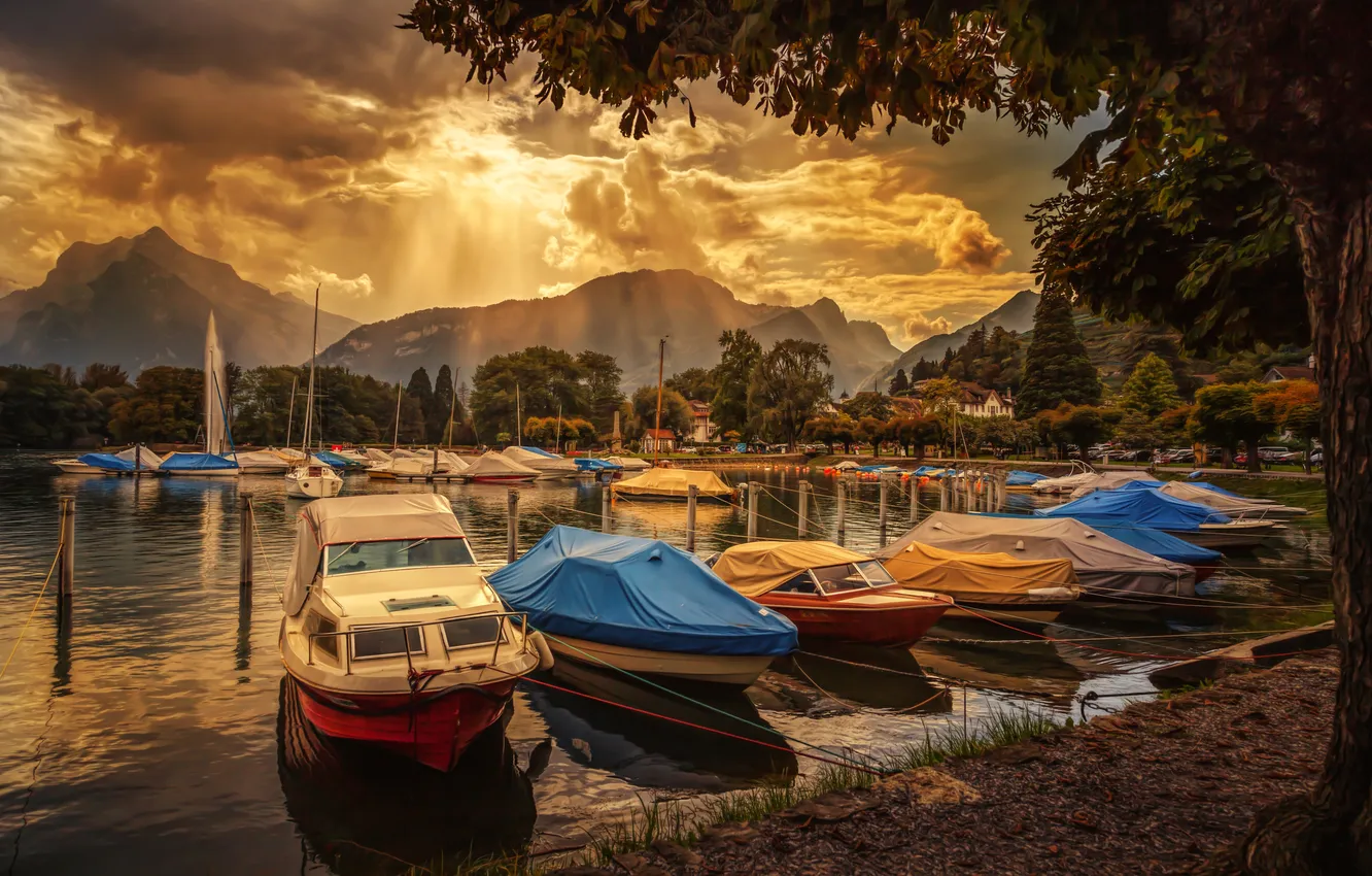 Фото обои облака, лучи, горы, озеро, лодка, Швейцария