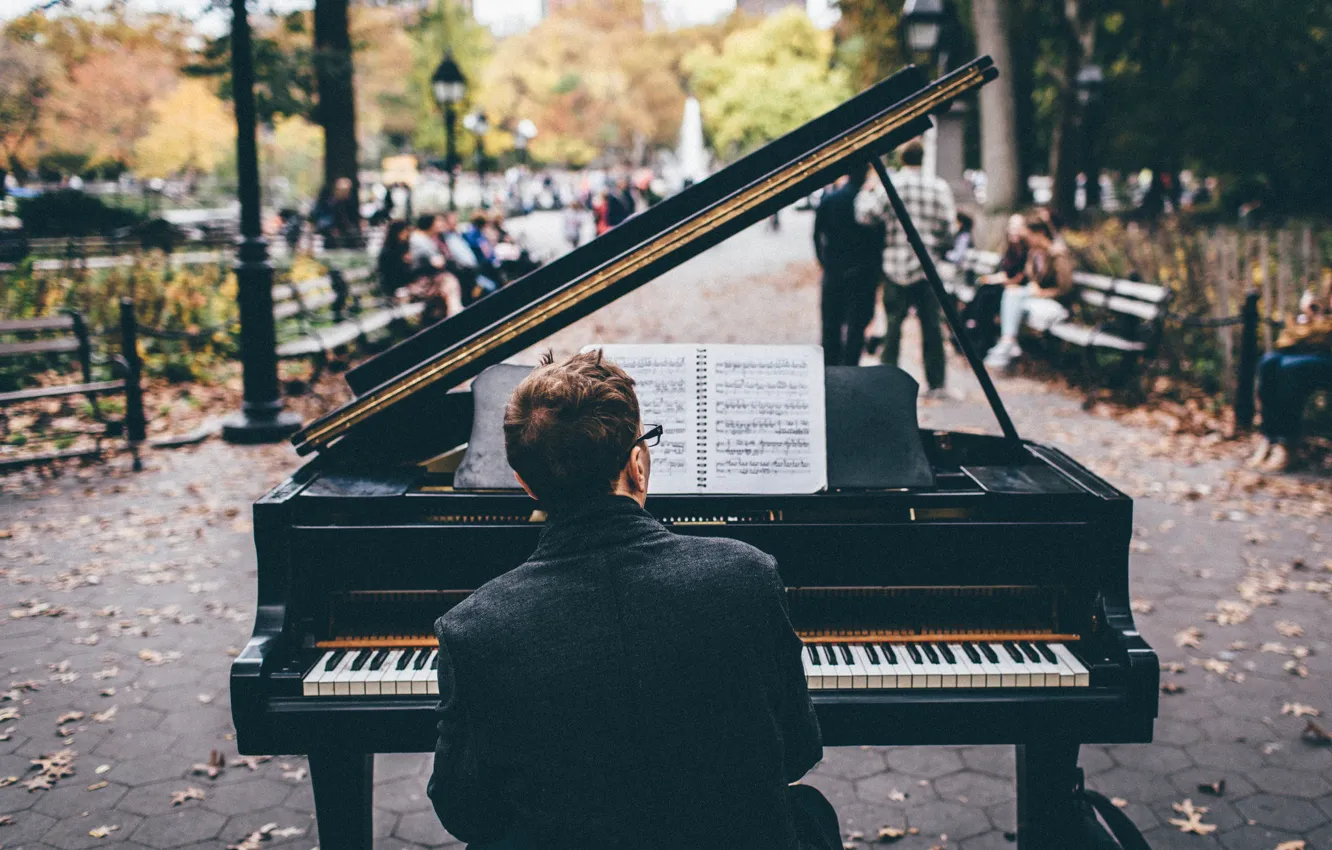 Фото обои осень, листья, парк, ноты, музыка, люди, здания, фортепиано