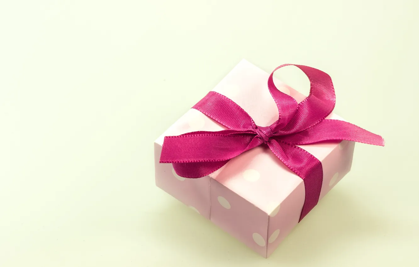 Фото обои розовый, праздник, коробка, подарок, лента, бант, желтый фон