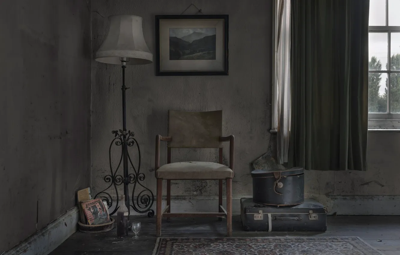 Фото обои окно, стул, чемодан