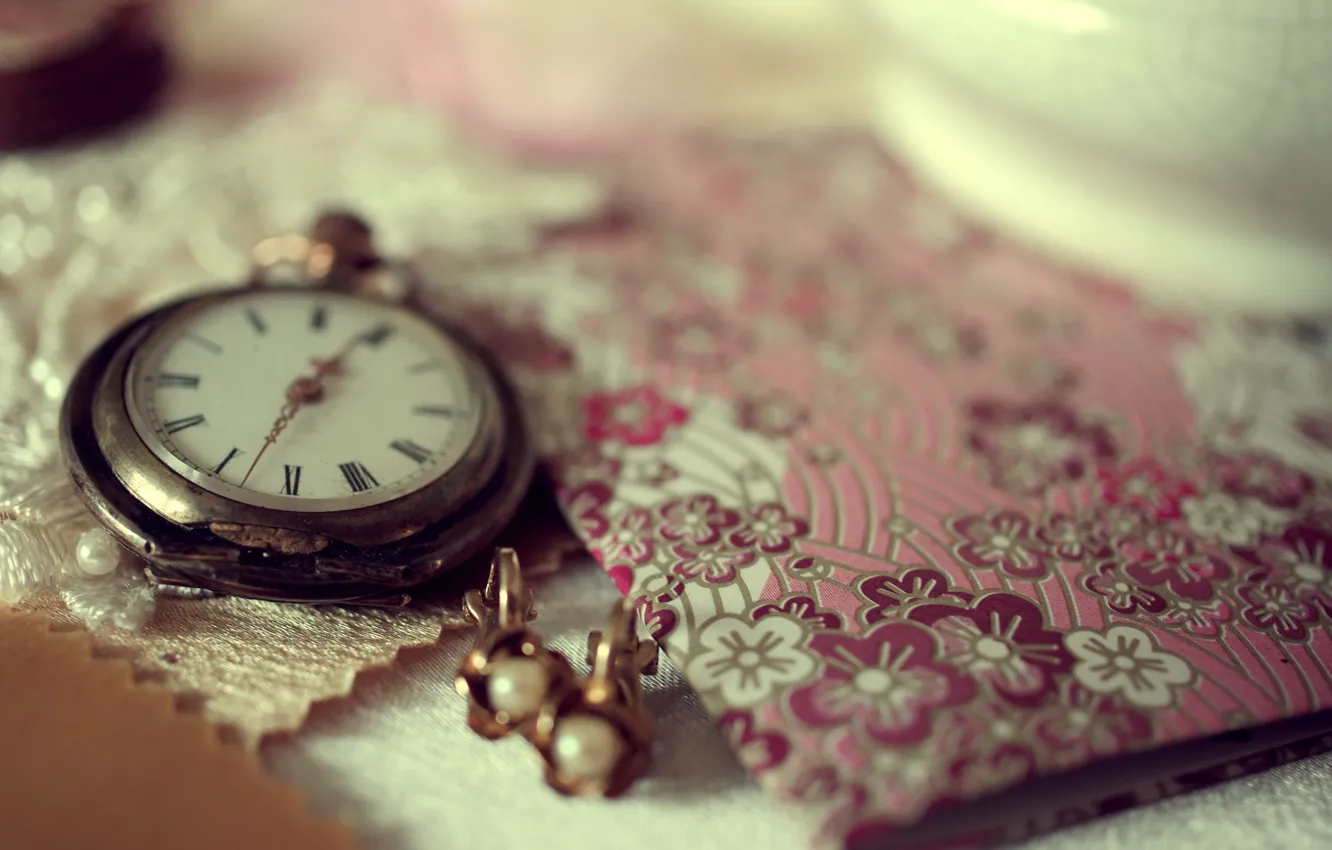 Фото обои макро, украшения, время, стол, часы, серьги, тетрадь