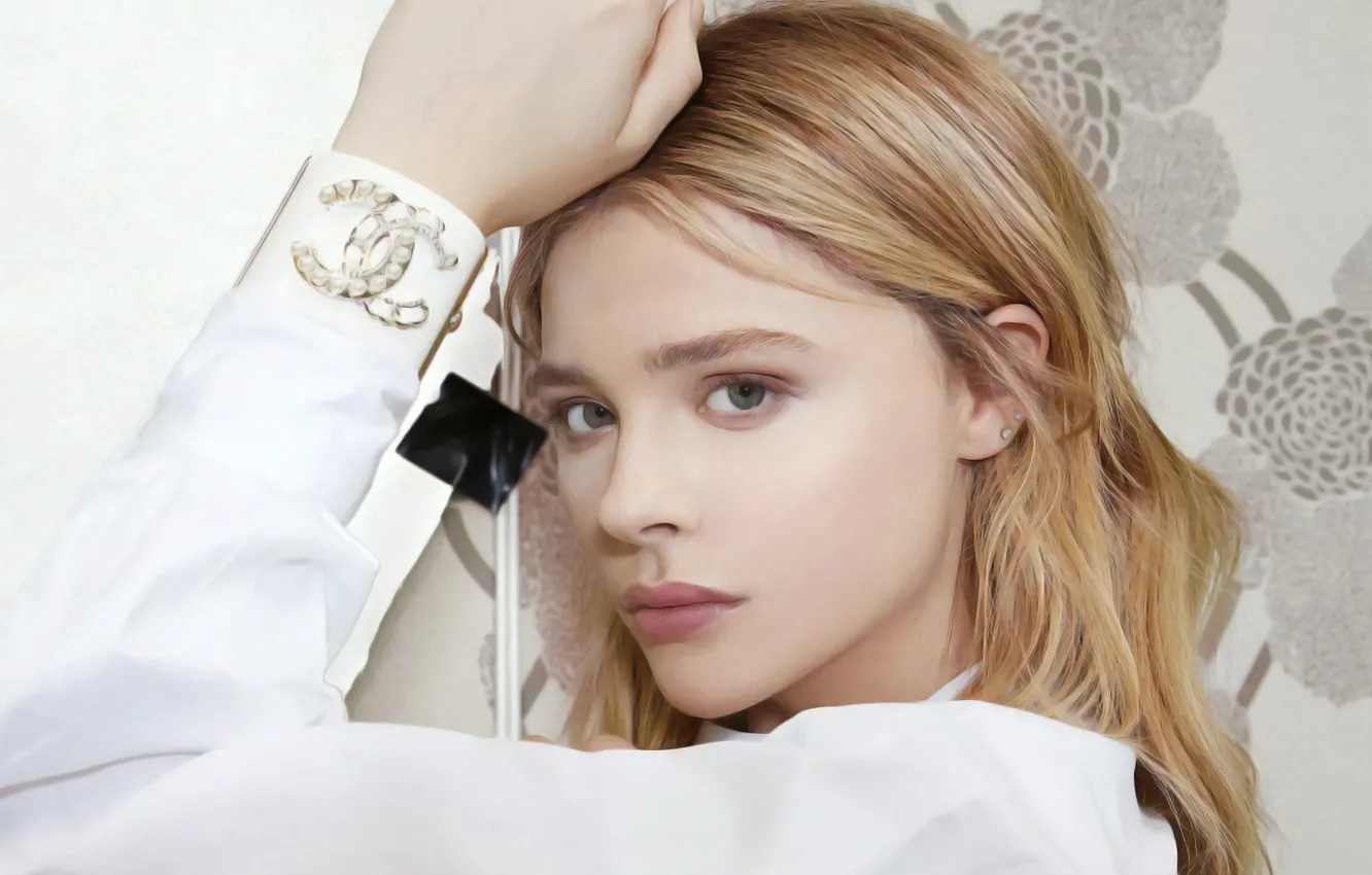 Фото обои взгляд, девушка, лицо, поза, актриса, блузка, Vogue, Chloe Grace Moretz