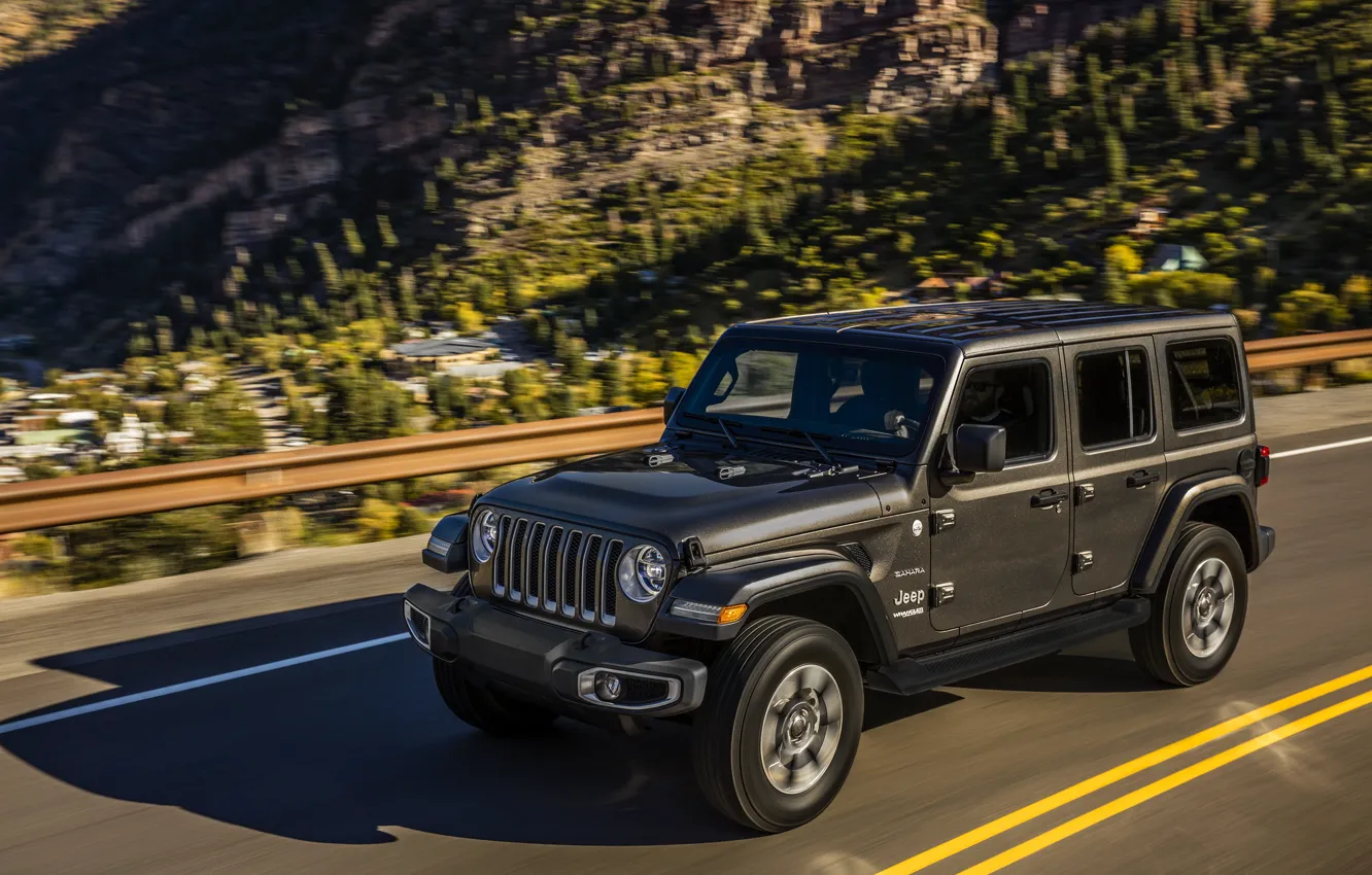 Фото обои асфальт, скорость, ограждение, 2018, Jeep, тёмно-серый, Wrangler Sahara