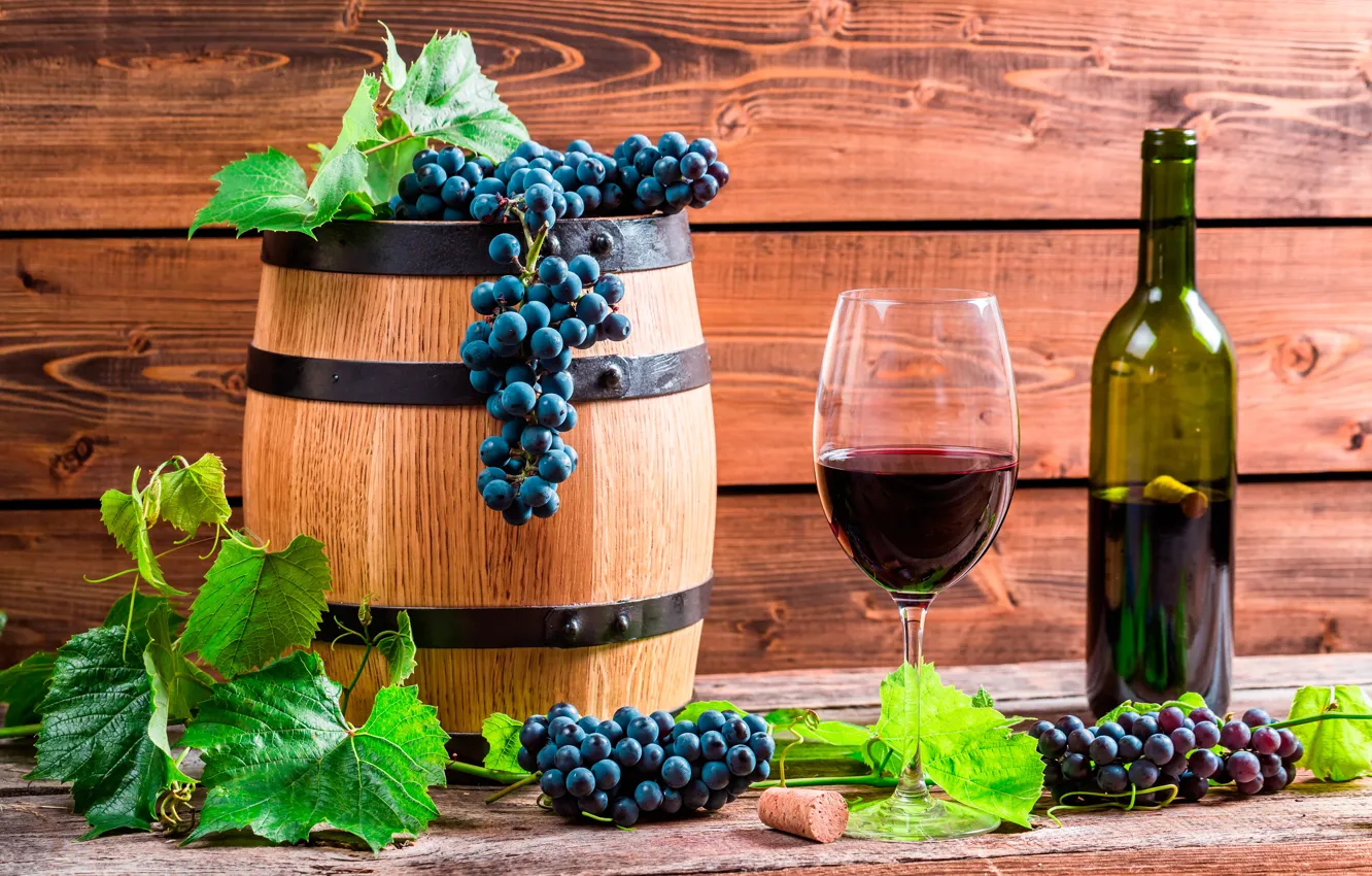 Фото обои листья, стол, вино, красное, доски, бокал, бутылка, виноград