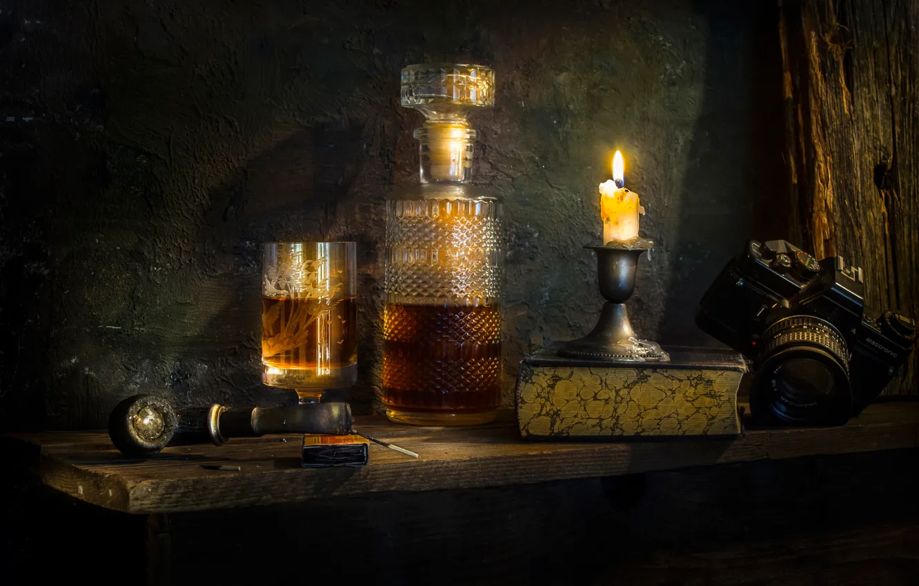 Фото обои стакан, бутылка, свеча, трубка, фотоаппарат, книга, What's in the decanter