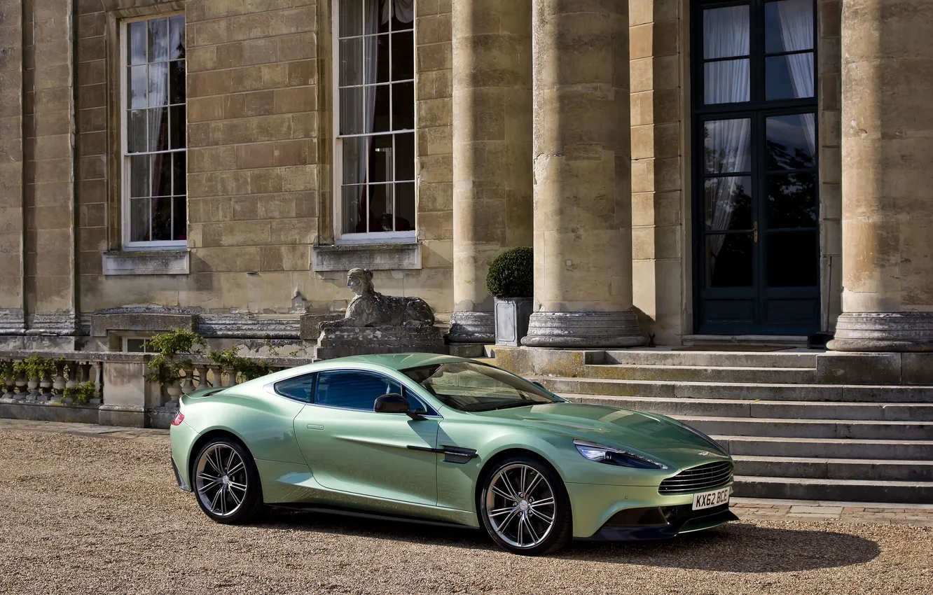 Фото обои Aston Martin, Дом, Машина, День, Купэ, Vanquish, Вид сбоку, AM310