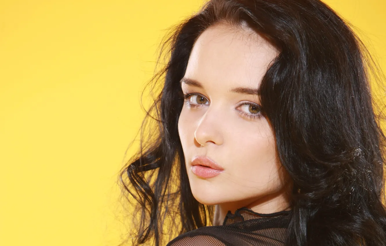 Фото обои взгляд, девушка, модель, волосы, портрет, брюнетка, прическа, губы