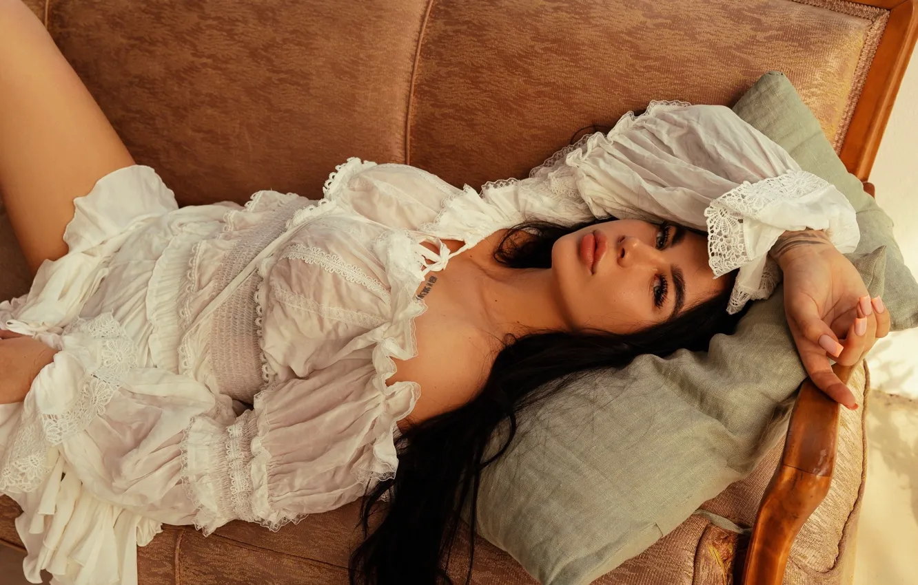 Фото обои dress, beautiful, model, tattoo, women, brunette, couch, white dress