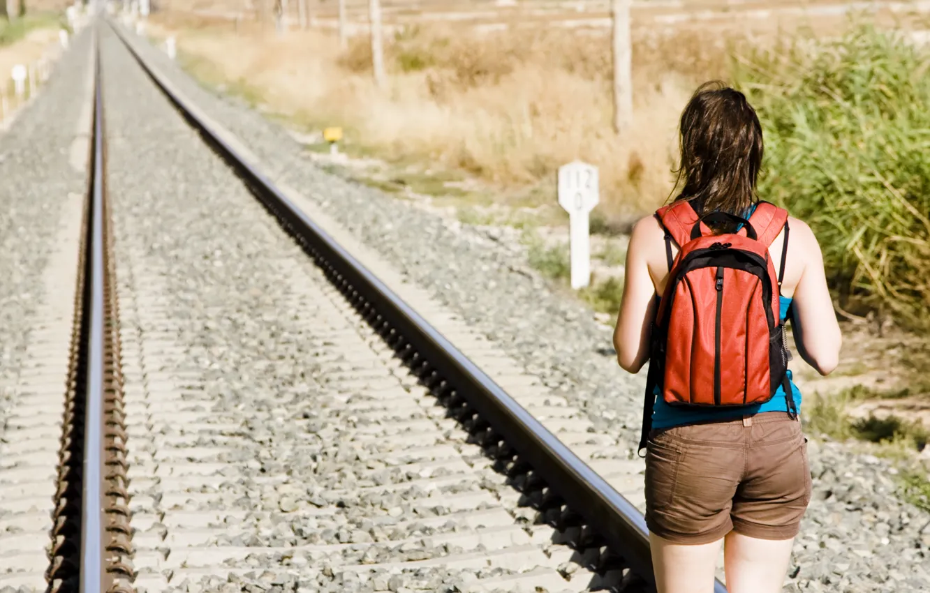 Фото обои девушка, путь, железная дорога, рюкзак