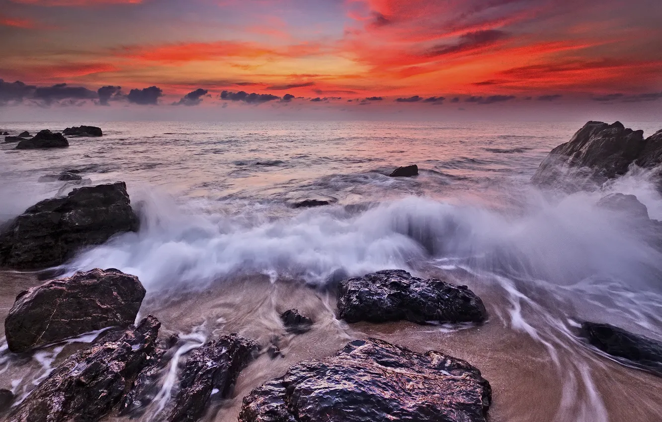 Фото обои море, волны, пляж, закат, красный, камни