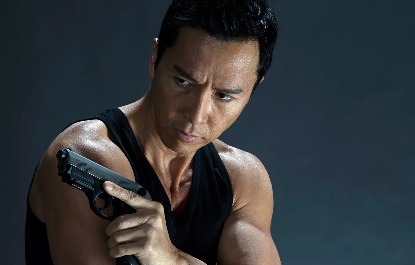 Фото обои пистолет, фон, фильм, майка, боевик, Donnie Yen, Три икса: Мировое господство, Донни Йен