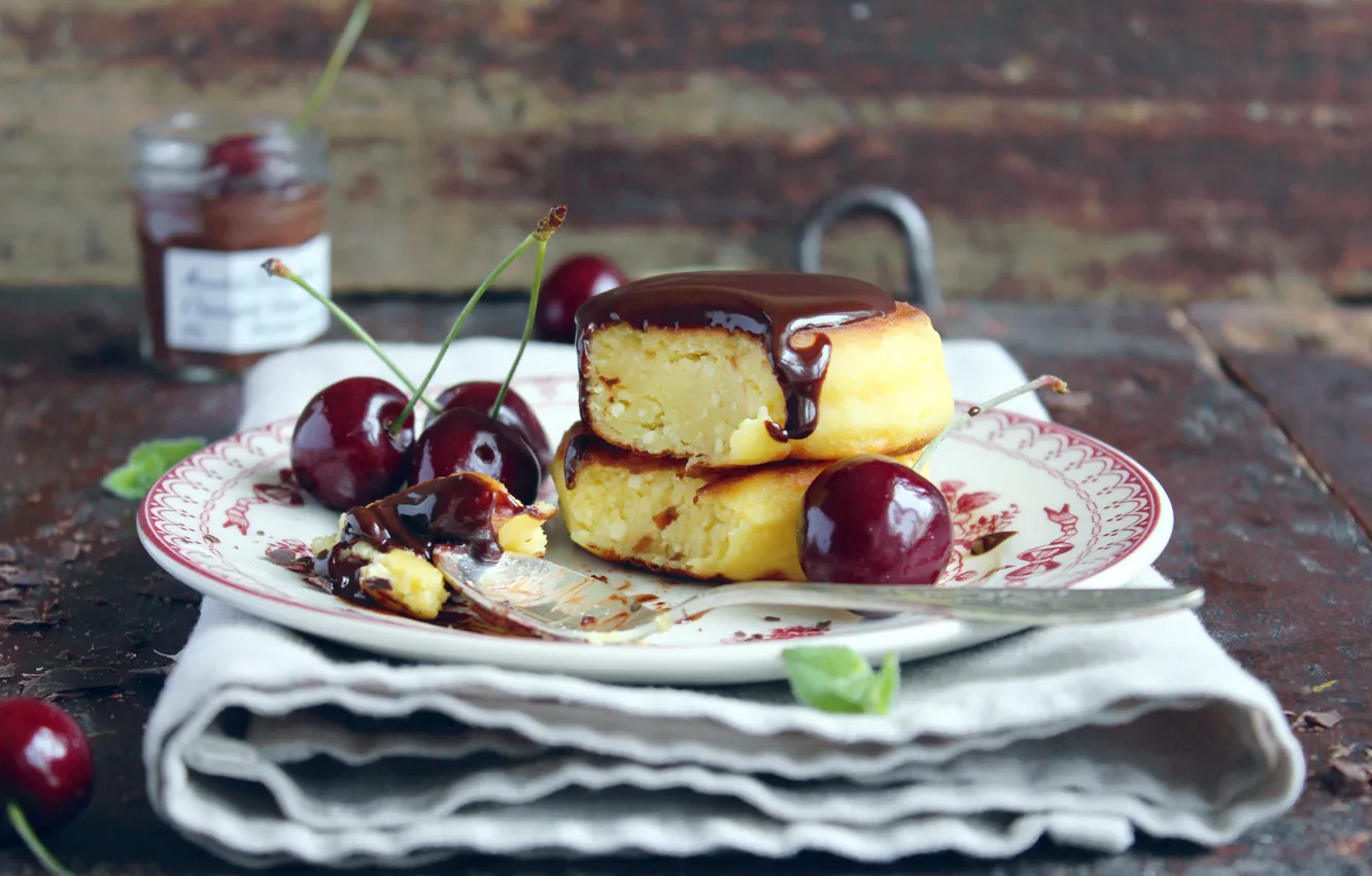 Фото обои вишня, еда, шоколад, тарелка, десерт, сырники