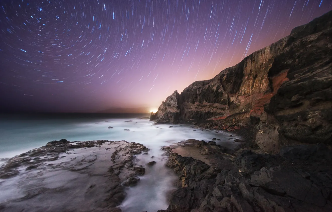 Фото обои море, небо, звезды, ночь, скалы, берег