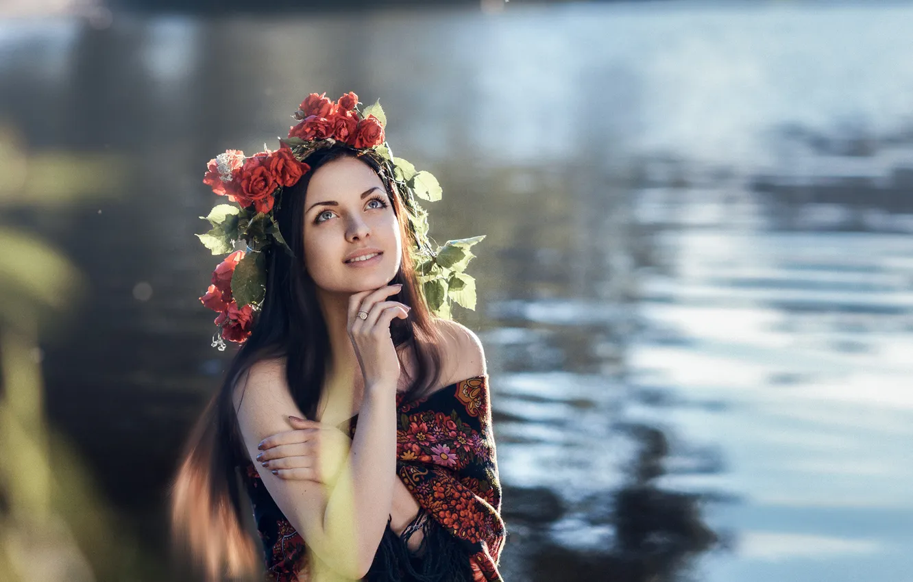 Фото обои взгляд, вода, жест, венок, красивая женщина, Чорный Александр